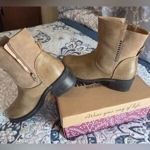 Size 10- Muk Luks Taupe boots/ Brand new in box- water resistant, fleece lined